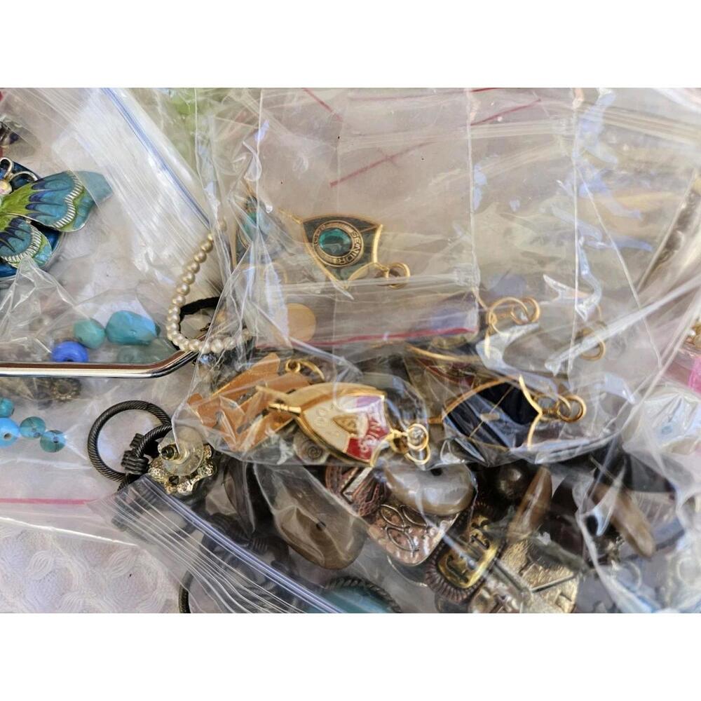 3.5 Lbs. Beads/Charms/Craft Junk Misc. Jewelry Making Lot Non-Wearable Pounds - Picture 9 of 11